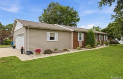 2210 Broadway, Highland, IL 62249
