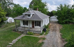 135 E. Pine St., Albion, IL 62806