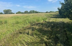 1693 E 550 Rd, Lawrence, KS 66006