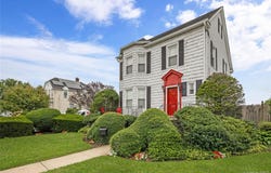 94 Fallwood Parkway, Farmingdale, NY 11735