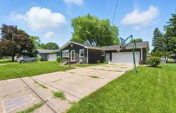 2113 Ridgewood Ave, Muscatine, IA 52761