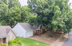 978 HUNTERS POINT Dr, Memphis, TN 38018