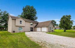 1002 E Mill Street, Staunton, IL 62088
