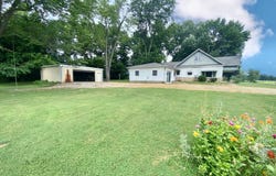 225 Pig Tail Alley, Newton, IL 62448
