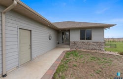 26164 Reed Ct, Canistota, SD 57012