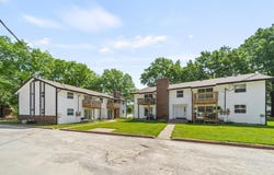 2201 Twin Oaks Drive, Harrisonville, MO 64701
