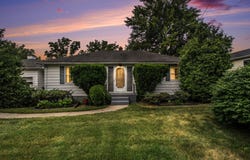 2736 Cascade Road SE, Grand Rapids, MI 49506