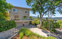 414 E 3RD ST, Hood River, OR 97031
