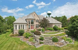 1012 N Bluespruce Cir, Hartland, WI 53029