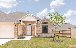 1927 W Flintlock Way, Mustang, OK 73064
