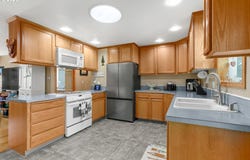 2247 OREGON Ct, Woodburn, OR 97071