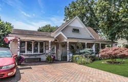 18 Hedge Lane, Westbury, NY 11590