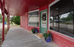 102 S Central Avenue, Lacona, IA 50139