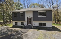 208 Depue Circle, Bushkill, PA 18324