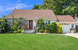 14 Mayfair Lane, Hicksville, NY 11801