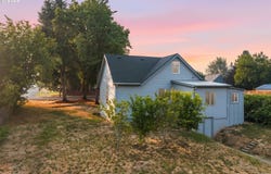 146 D St, Woodburn, OR 97071