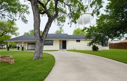 306 W Hutchinson Street, Beeville, TX 78102