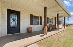 1641 E E Henderson Street, Cleburne, TX 76031