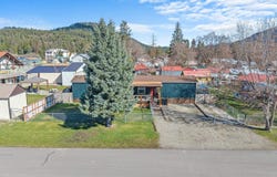 112 Blackwell St, Ione, WA 99139