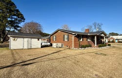 200 First Street, Williamston, NC 27892