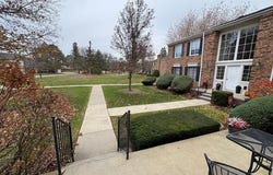 587 E Fox Hills Drive, Bloomfield Hills, MI 48304