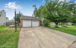 29 Wintergreen Avenue E, Edison, NJ 08820