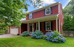 43 Peckham Place, Bristol, RI 02809