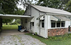 407 W Isabelle Place, McLeansboro, IL 62859