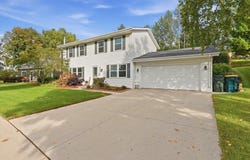 914 Kings Ridge Ct W, West Bend, WI 53090