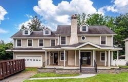 6 Colony Dr, North Caldwell Boro, NJ 07006-4511