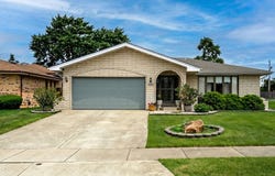 6426 W 84th Place, Burbank, IL 60459