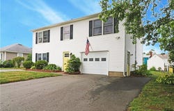 17 Metacomet Street, Portsmouth, RI 02871