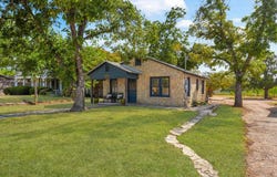 621 S Washington St, Fredericksburg, TX 78624