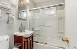 320 W 9th St, Canton, SD 57013