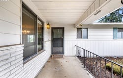635 COLLINS CREST St, Gladstone, OR 97027