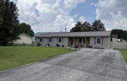 324 Farris Circle, La Follette, TN 37766