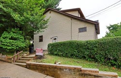 51 Mountainside Ter, Clifton City, NJ 07013-1109