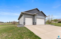 509 Grace Ave, Parker, SD 57053