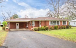 210 Auburn, Centre, AL 35960