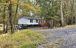 1208 Bluebird Ln, Bushkill, PA 18324