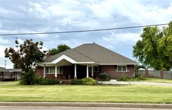 516 SW 6th, Mooreland, OK 73852