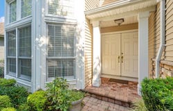 11 Bayview Drive, Plainview, NY 11803