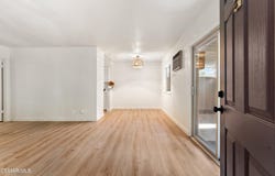 22050 Calvert Street, Woodland Hills, CA 91367