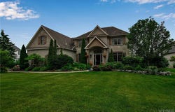 8889 Lake Glen Court, Clarence, NY 14032