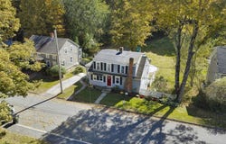 16 Charlton St, Sturbridge, MA 01566