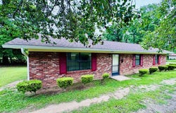 1002 Smith Ave., Douglas, GA 31533