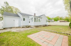 25 Pensaukee Ave, North Providence, RI 02911
