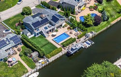 10 Raeburn Court, Babylon, NY 11702