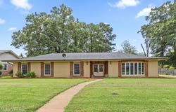 5525 Meadow Oaks Park Drive, Jackson, MS 39211