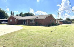 819 Holliday Drive, Plainview, TX 79072